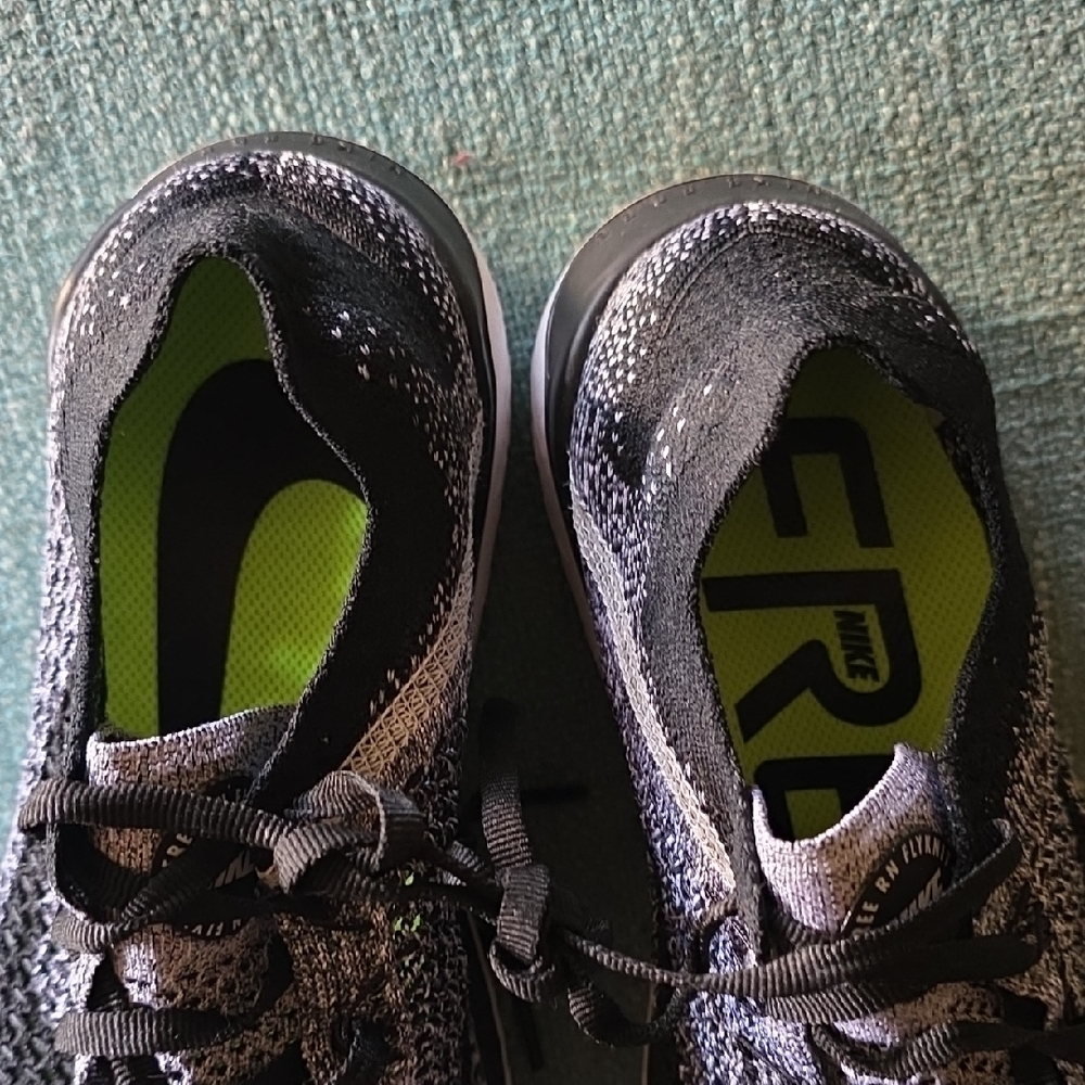 Nike | Women's Black and White Knit Athletic Shoes 10 - Picture 4 of 7